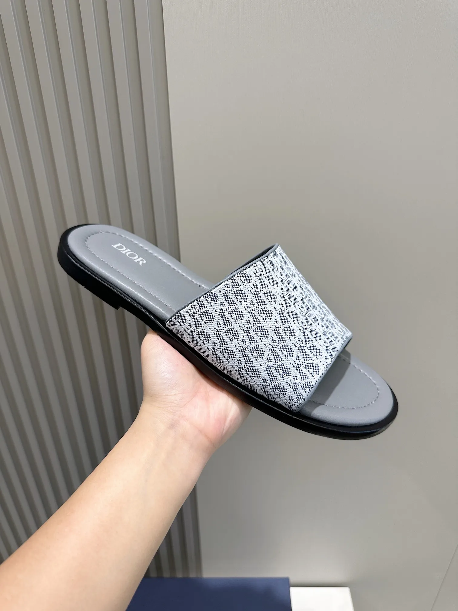 P320 [DIOR] Size 39-44 (38.45 custom-made) 2024ss Dior’s latest men’s slippers are a must-have. Dior Alias ​​Men's Genuine Leather Slippers This summer new Alias ​​sandal embodies a casual and elegant style. Carefully crafted from grained cow leather and Oblique printed fabric, with cowhide lining! Cross-strap design with metal-clad brass CD Diamond logo. The imported cowhide leather and rubber sole adds sophistication and comfort, while Oblique print-effect anti-slip panels add style.